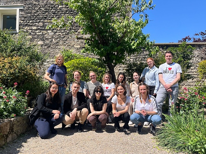 Foto: Die Studierenden im Garten des Musee de Montmarte